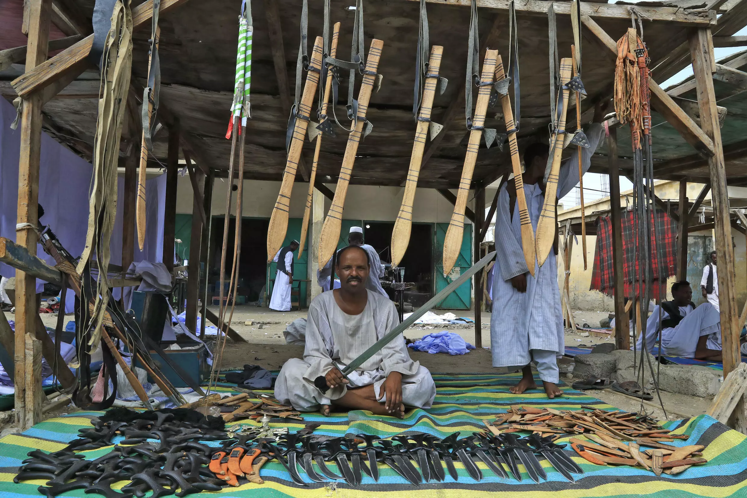 سودانيون من قبيلة البجا يبيعون قطعا حرفية في سوق في بورتسودان على البحر الأحمر في السابع من تشرين الأول/أكتوبر 2021