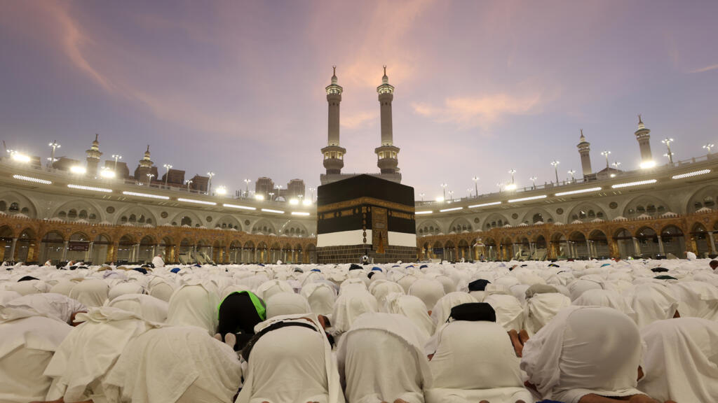 Million&plus pilgrims begin hajj under blazing sun as Islam's most important rite kicks off