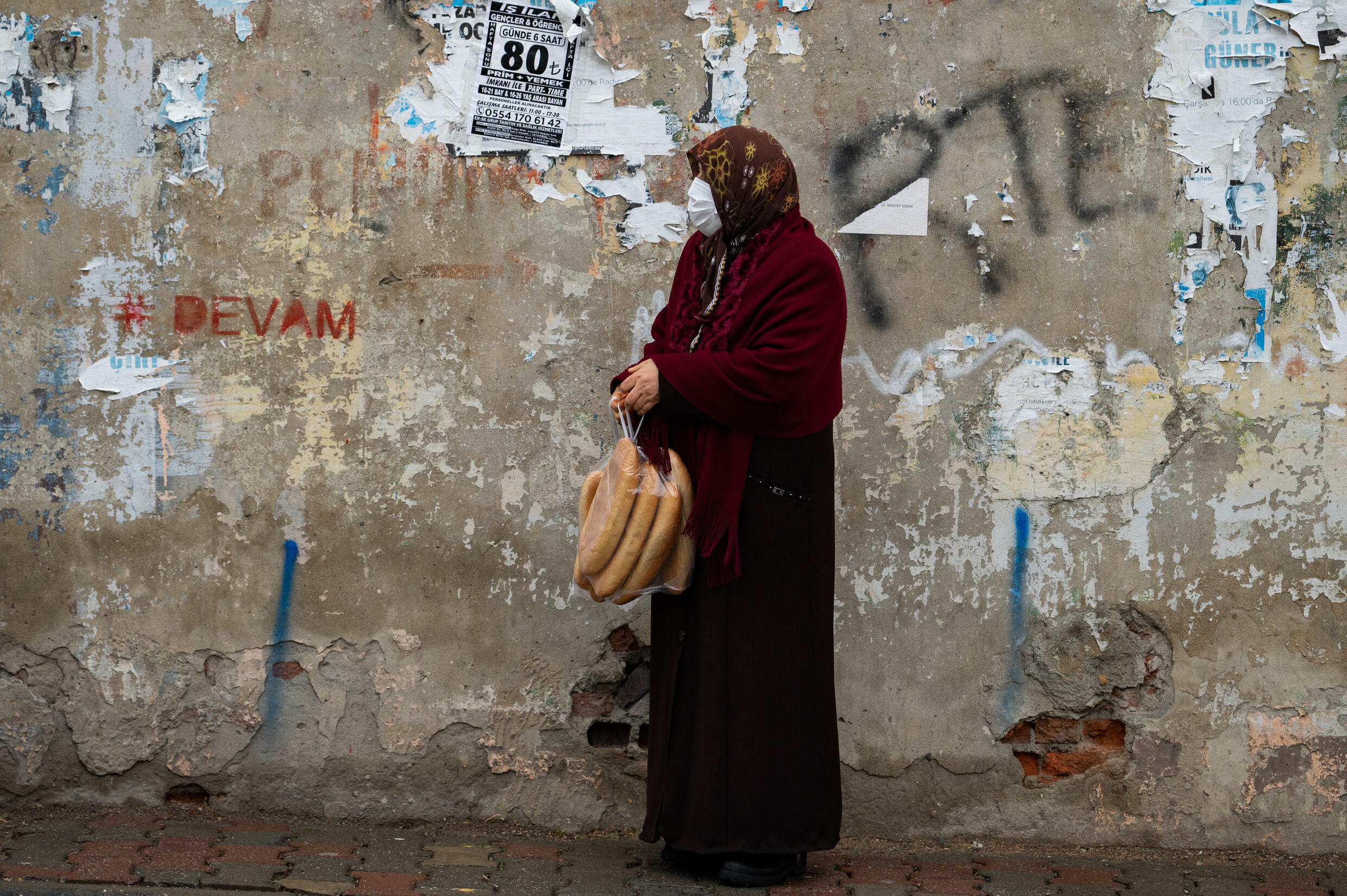 Türklerin yüzde 40'ından fazlası bu ay 225 dolar (200 euro) değerindeki resmi asgari ücreti alıyor.