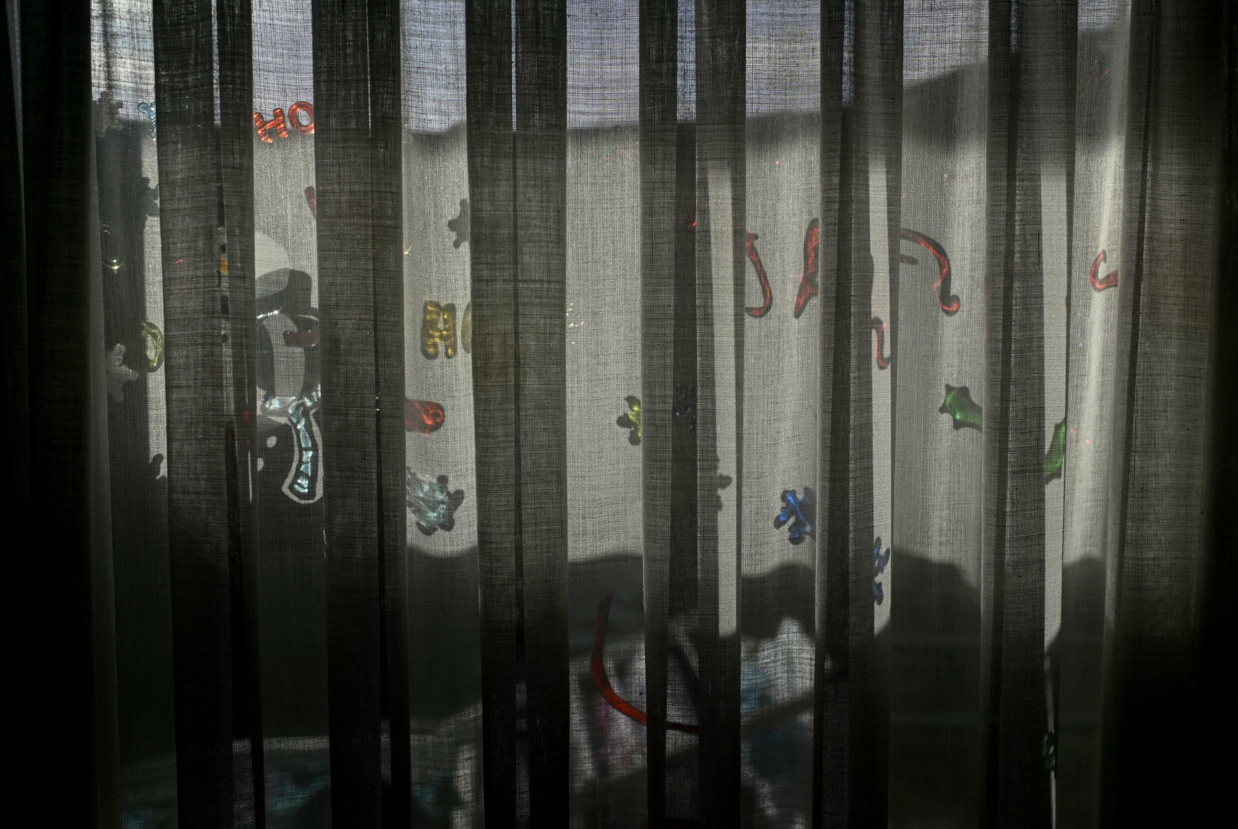 Muchas personas se ponen capas y mantienen las cortinas cerradas para mantenerse calientes.