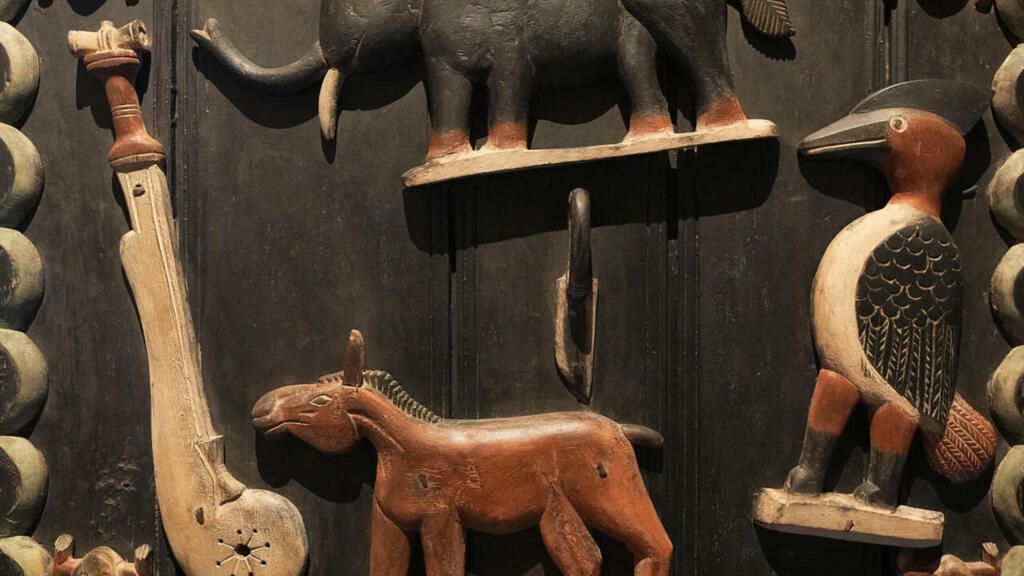 فرنسا: مجلس الشيوخ يقر قانونا لإعادة قطع فنية وتراثية تعود للحقبة الاستعمارية إلى دولها الأصلية