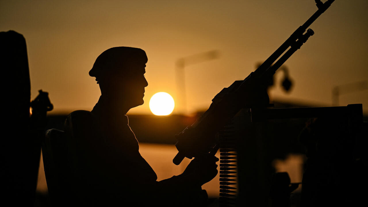 Archivo - Un soldado del Ejército indio con un rifle se recorta contra el sol poniente durante una exhibición de armas y equipo celebrada antes del 77º Día del Ejército Indio en el Aeropuerto Internacional Kempegowda en Bengaluru el 4 de enero de 2025.