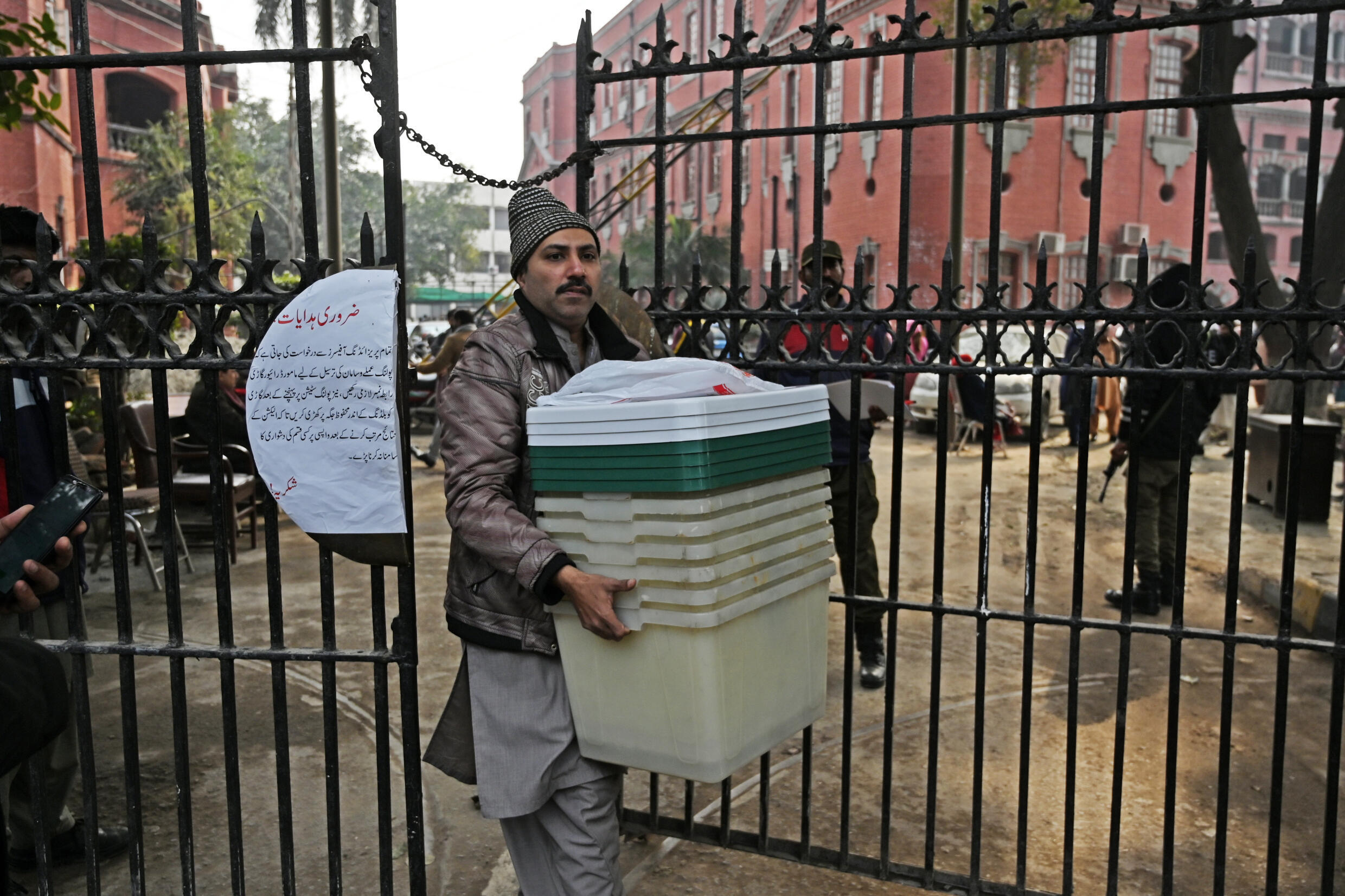 Un responsable électoral emporte du matériel pour les bureaux de vote, à Lahore au Pakistan le 7 février 2024