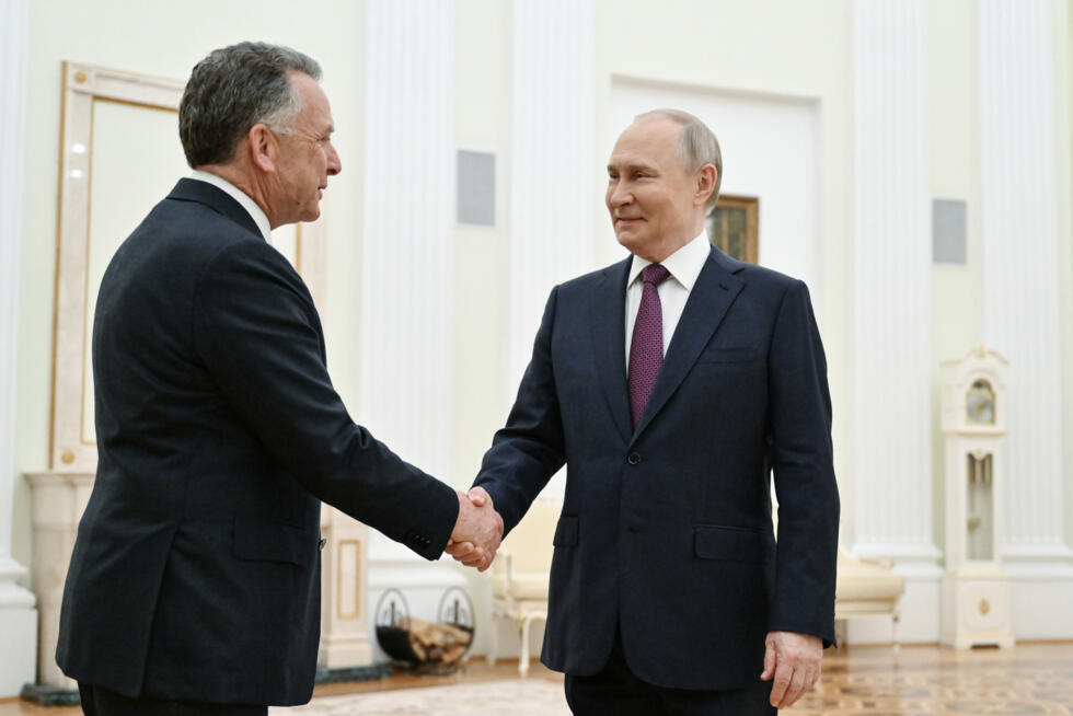 Le président russe Vladimir Poutine (d) et l'émissaire américain Steve Witkoff, le 25 avril 2025 à Moscou