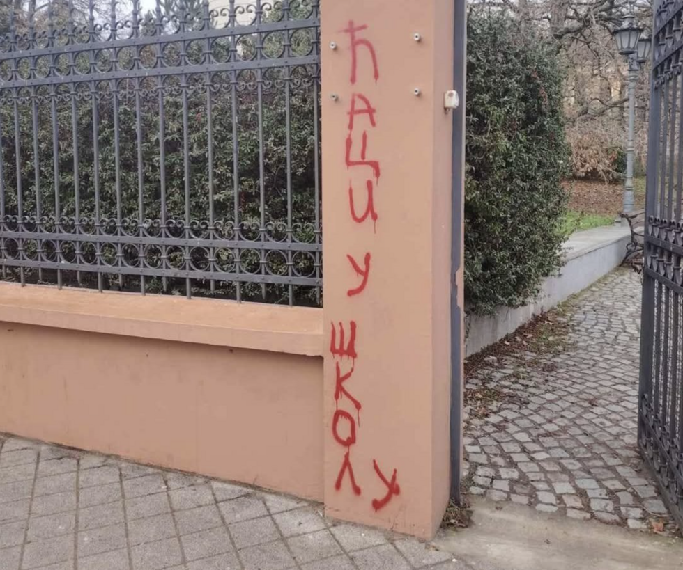 Le 22 janvier 2025, un graffiti rouge en cyrillique apparaît sur l'enceinte d'un lycée de Novi Sad : "Ćaci u školu".