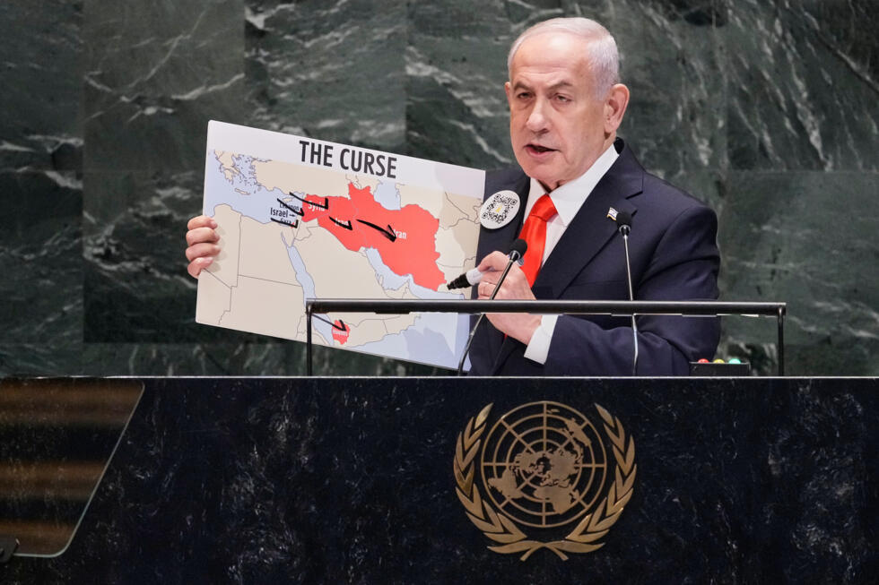 Benjamin Netanyahu muestra un mapa que ha denominado como "La Maldición" durante su intervención ante la Asamblea General de Naciones Unidas. Nueva York, 26 de septiembre de 2025.