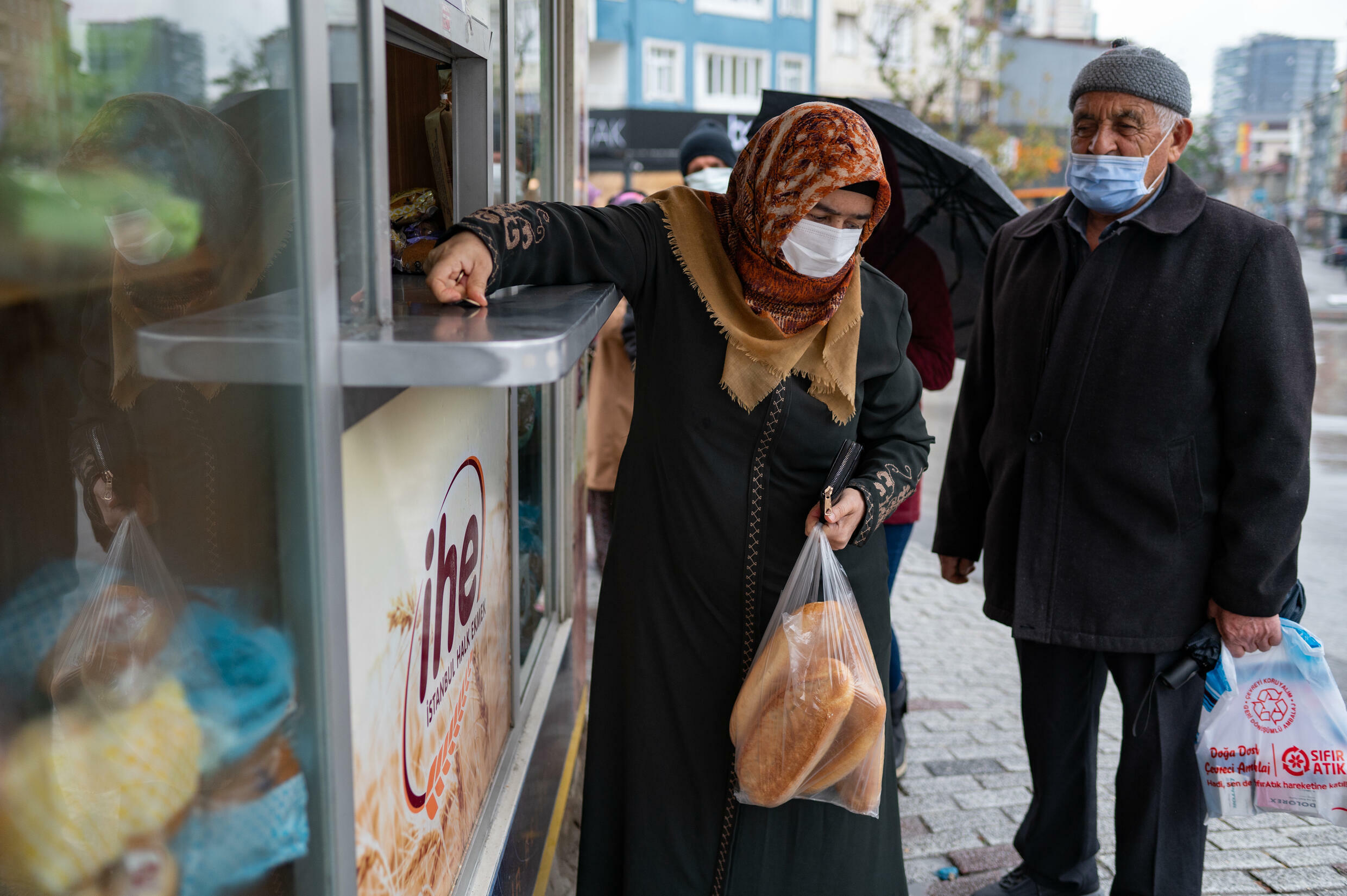 Ekonomistler, Türkiye'nin yıllık enflasyonunun önümüzdeki birkaç ay içinde mevcut yüzde 21'den neredeyse iki katına çıkmasını bekliyor