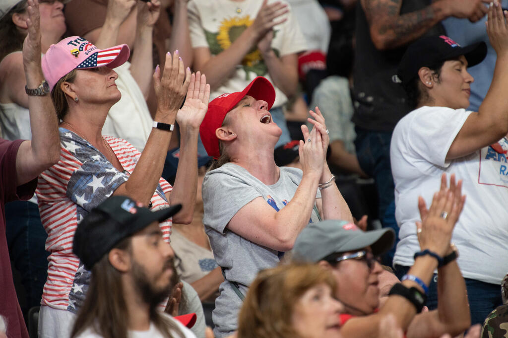 Fue el primer mitin de Donald Trump desde que su mansión de Mar-a-Lago (Florida) fue registrada el 8 de agosto por el FBI en busca de documentos clasificados que se llevó de la Casa Blanca al abandonar el poder.