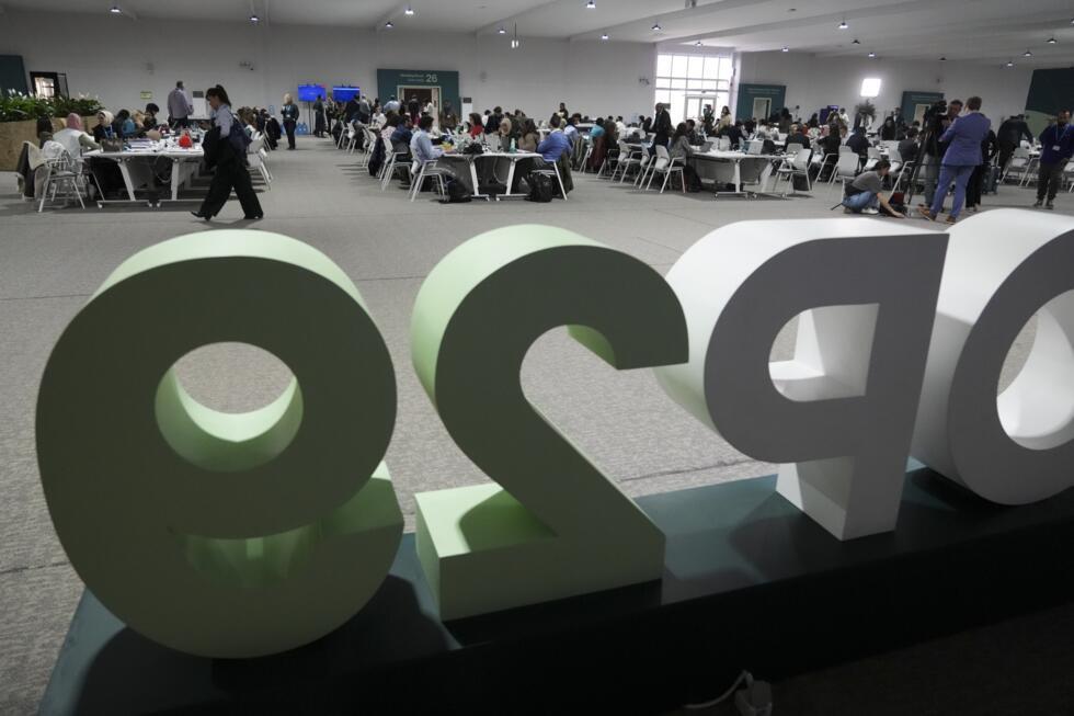 Los asistentes trabajan durante la Cumbre Climática COP29 de la ONU, el sábado 23 de noviembre de 2024, en Bakú, Azerbaiyán.