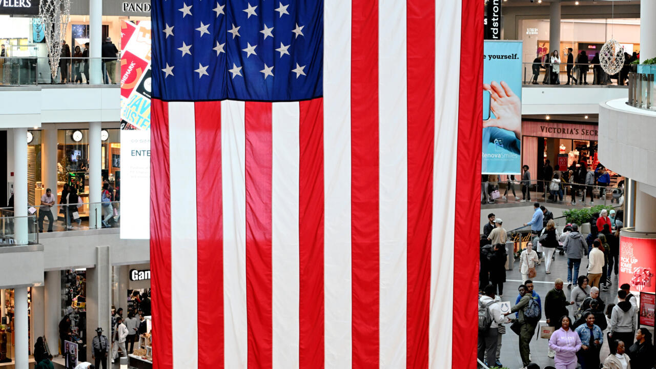 مبيعات التجزئة الأميركية تخالف توقعات نهاية العام وتبقى دون تغيير