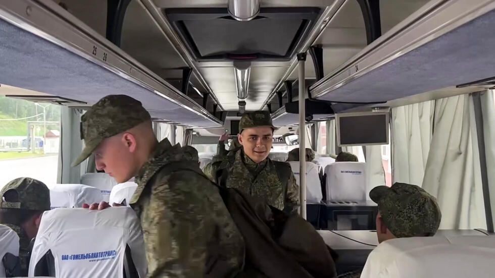 Image tirée d'une vidéo diffusée par le ministère russe de la Défense, le 9 juin 2025, de prisonniers de guerre russes montant à bord d'un bus après un échange dans un lieu non divulgué au Bélarus