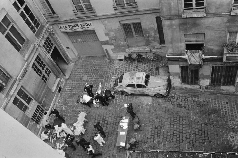 Des pompiers et des secouristes prennent en charge des blessés dans une cour de la rue des Rosiers, à Paris, après que le restaurant franco-juif Jo Goldenberg a été attaqué, le 9 août 1982.