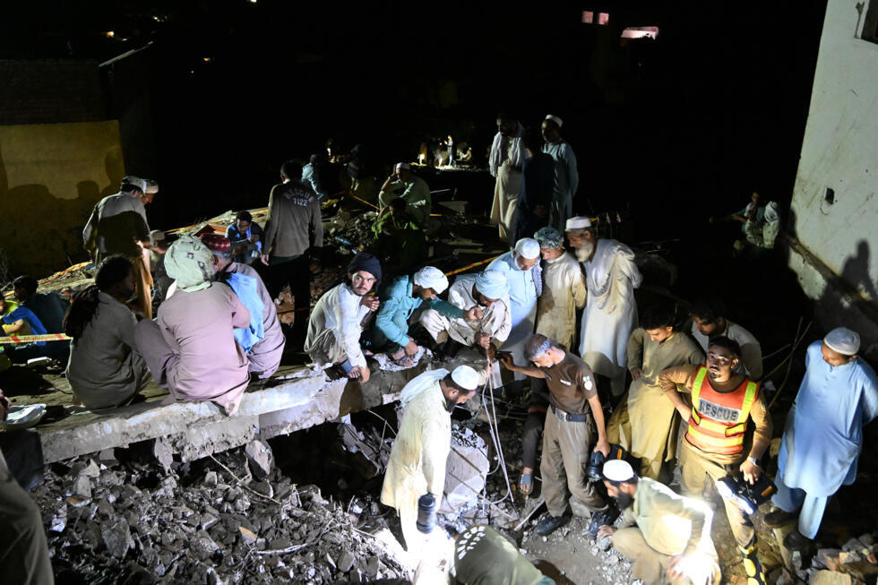 Des secouristes et des habitants recherchent des victimes dans les débris de maisons effondrées à Dolari, ddans la province montagneuse de Khyber Pakhtunkhwa, au nord du Pakistan, le 18 août 2025.