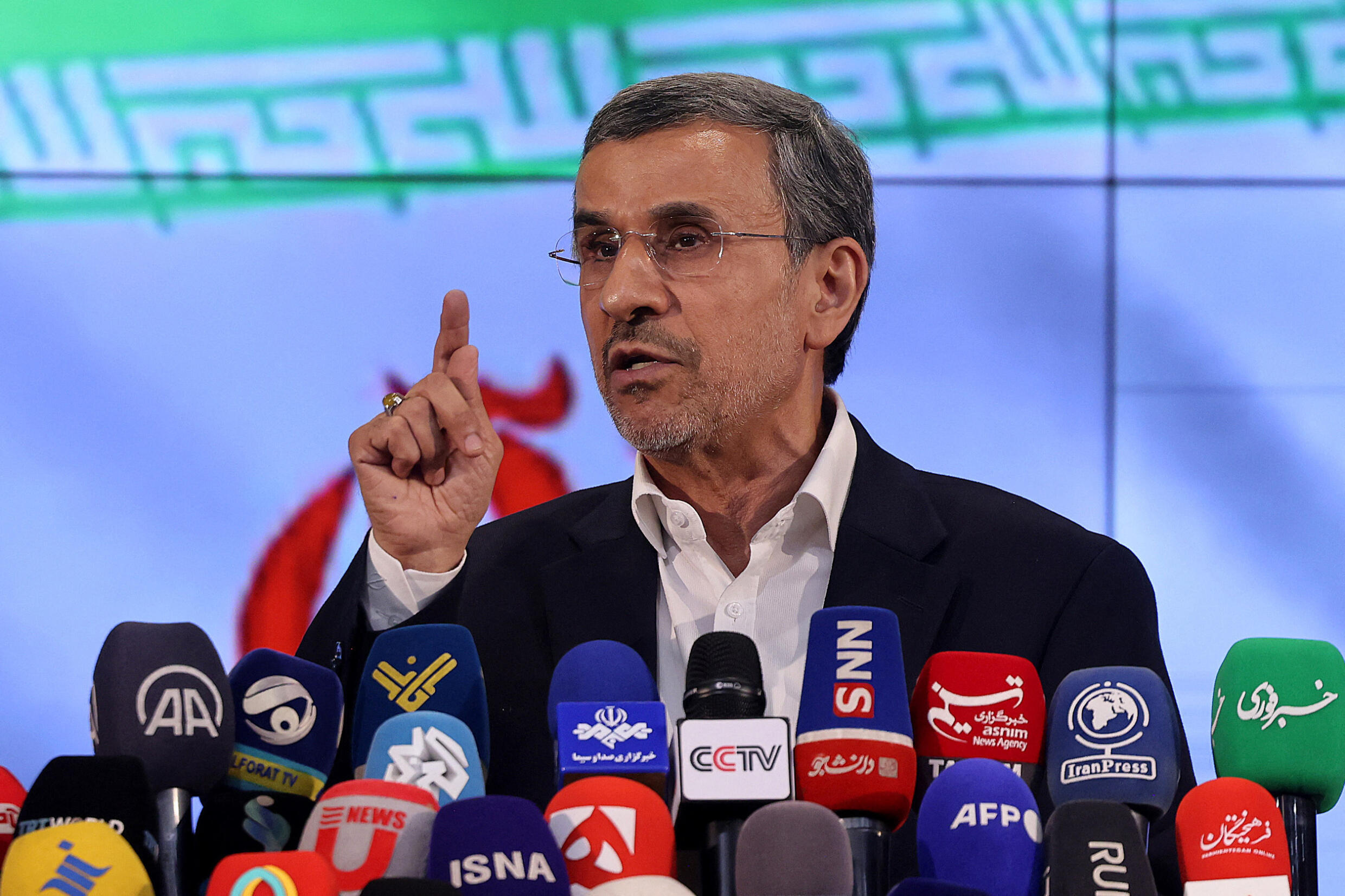L'ancien président iranien Mahmoud Ahmadinejad s'adresse aux médias après avoir enregistré sa candidature à la prochaine élection présidentielle iranienne, à Téhéran, le 2 juin 2024.