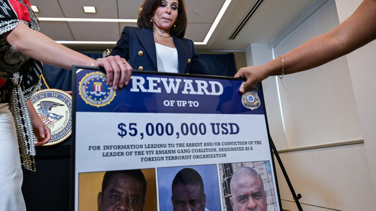 La fiscal federal del Distrito de Columbia, Ferris Pirro, ofrece información actualizada sobre la delincuencia en Washington D. C. durante una conferencia de prensa en la que anuncia la acusación formal contra el líder de la pandilla haitiana Jimmy "Barbecue" Cherizier por conspiración para violar las sanciones estadounidenses. El 12 de agosto de 2025, en el Departamento de Justicia, Washington D. C., EE. UU.