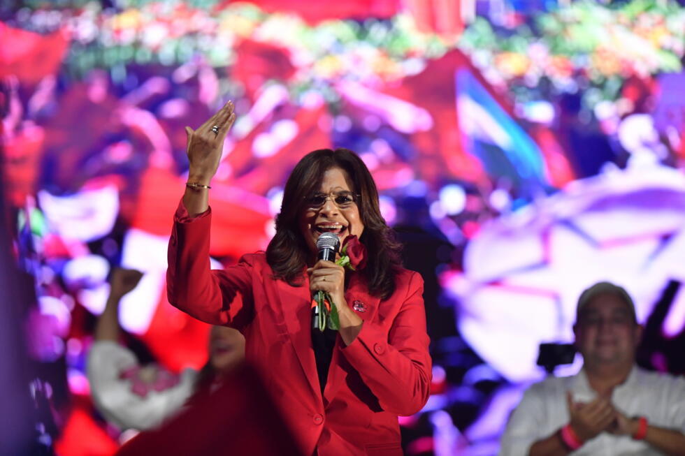 La candidata a la presidencia de Honduras Rixi Moncada discursa durante el acto de cierre de su campaña en Tegucigalpa, el 23 de noviembre de 2025.