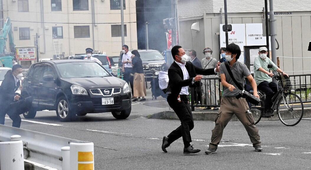Un oficial de la Policía detiene a un hombre, que se cree disparó al ex primer ministro japonés Shinzo Abe, en Nara, oeste de Japón, el 8 de julio de 2022.
