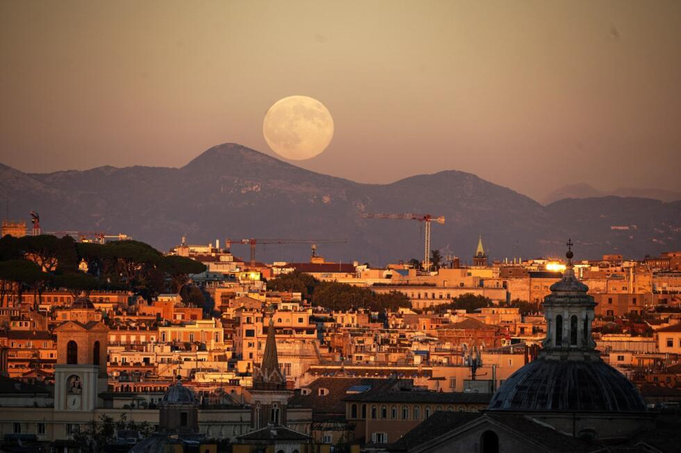 La dernière super lune de l'année, également connue sous le nom de lune du castor, se lève au-dessus de Rome, en Italie, le 5 novembre 2025.