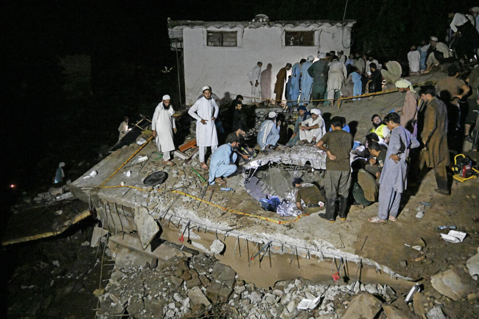 Des secouristes et des habitants recherchent des victimes dans les débris de maisons effondrées à Dolari, ddans la province montagneuse de Khyber Pakhtunkhwa, au nord du Pakistan, le 18 août 2025.