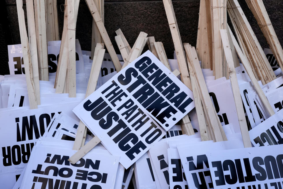 Borden voor demonstranten die een bijeenkomst bijwonen