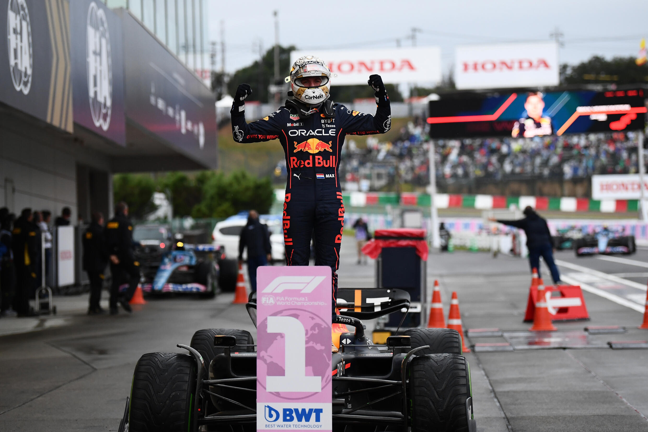El piloto holandés de Red Bull Racing, Max Verstappen, celebra en su auto luego de su victoria en el Gran Premio de Japón de Fórmula Uno en Suzuka, prefectura de Mie, el 9 de octubre de 2022.