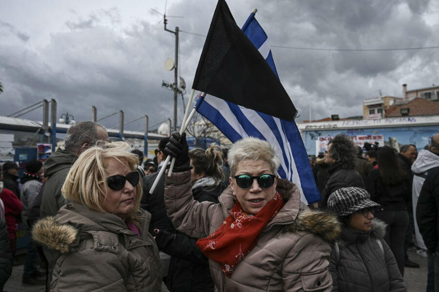Des habitants de Lesbos manifestent contre la construction d'un nouveau camp de migrants à Mytilène, le 27 février 2020.