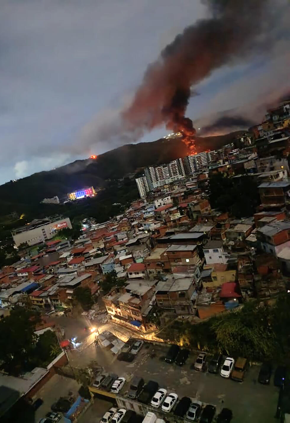 Incendie à Fuerte Tiuna, le plus important complexe militaire du Venezuela, après des frappes américaines le 3 janvier 2026.
