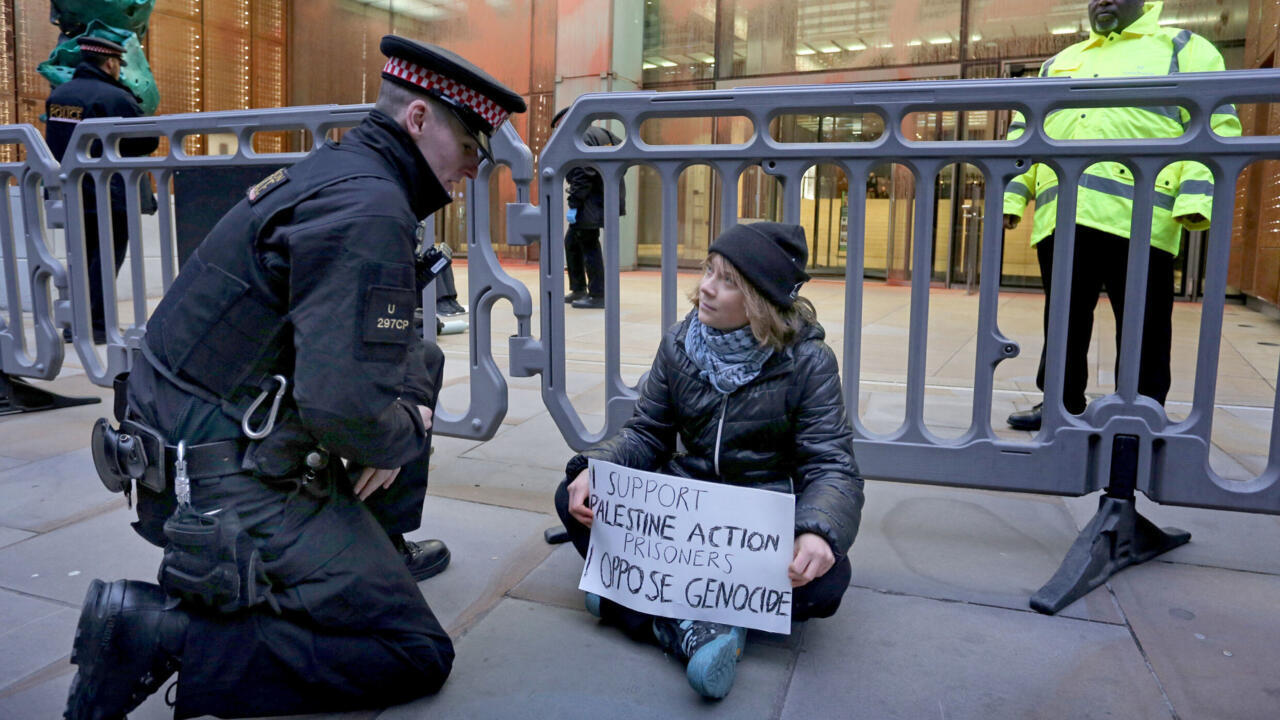 الشرطة البريطانية توقف الناشطة غريتا تونبري خلال مظاهرة داعمة للفلسطينيين في لندن