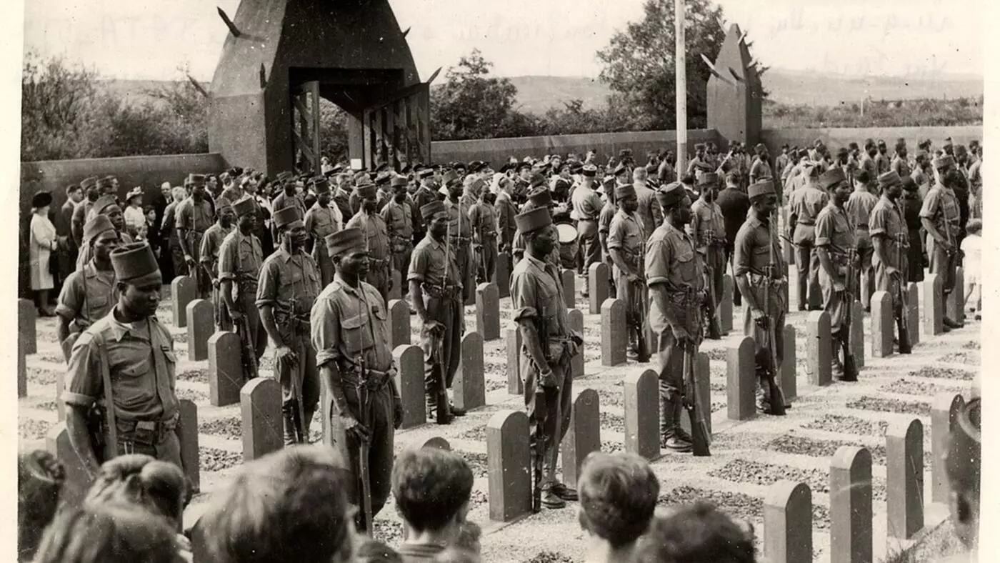 Des tirailleurs sénégalais aux pieds des tombes du cimetière de Chasselay, le 24 septembre 1944