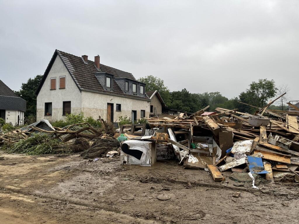 بلدة زينتسيغ غرب ألمانيا.. هنا سقط ما لا يقل عن 12 شخصا من ذوي الاحتياجات الخاصة في دار رعاية للمعاقين، عندما داهمتهم المياه وأخذت كل من في طريقها