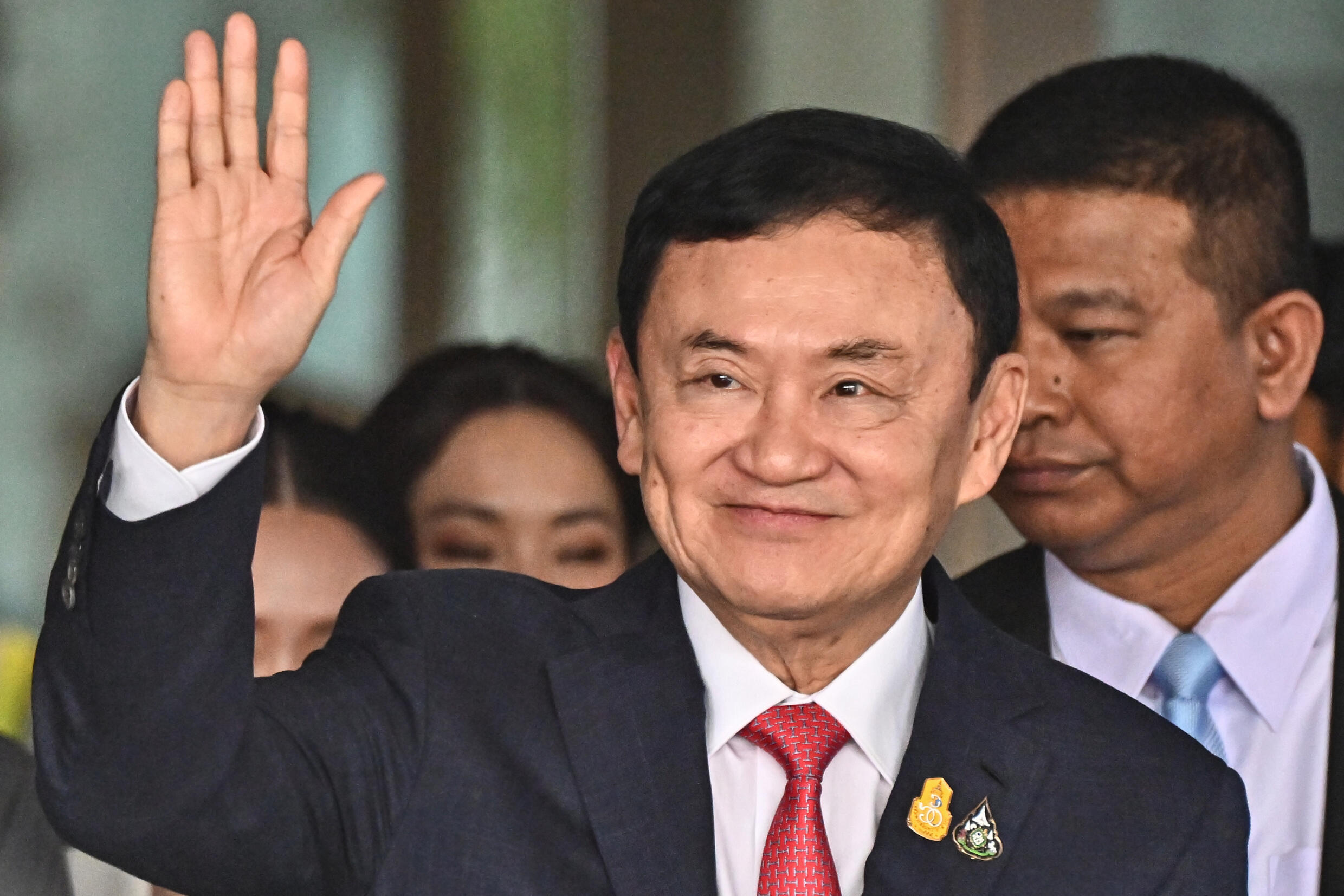 L'ancien Premier ministre thaïlandais Thaksin Shinawatra salue ses soutiens, le 22 août 2023 à Bangkok