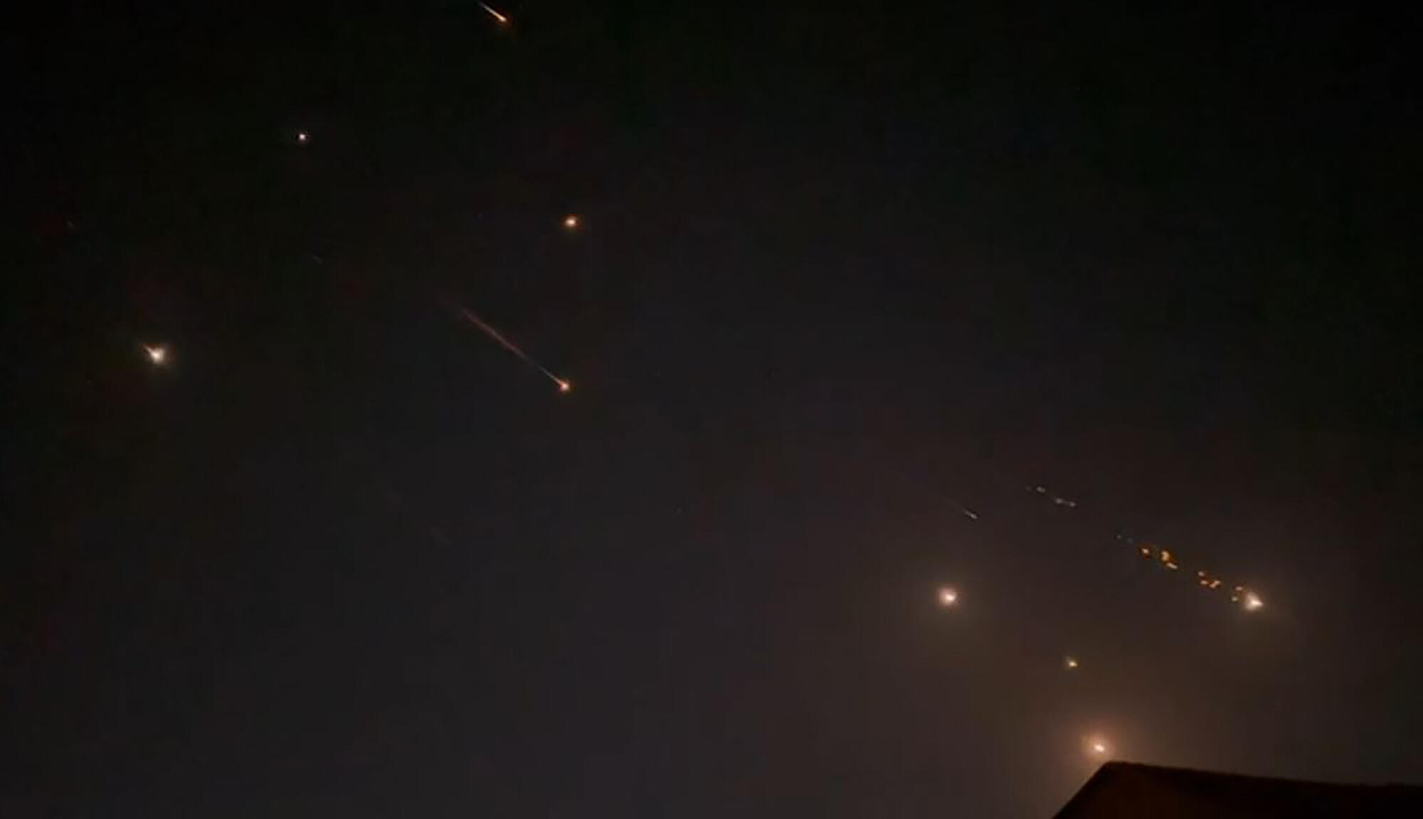 Cette photo tirée d’une vidéo prise par AFPTV montre des explosions illuminant le ciel d'Hébron, en Cisjordanie occupée par Israël, lors de l'attaque iranienne contre Israël, le 14 avril 2024