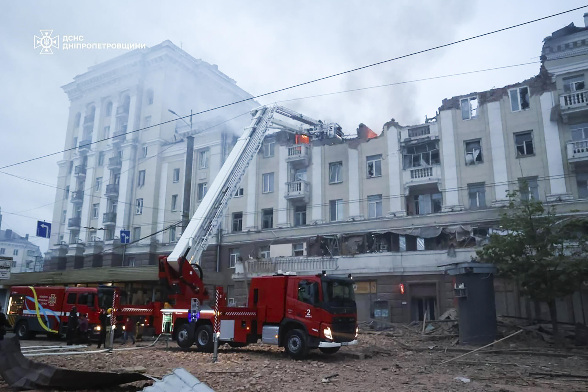 Des pompiers s'activent sur les ruines d'un bâtiment frappé par une attaque russe à Dnipro, en Ukraine, le 19 avril 2024.