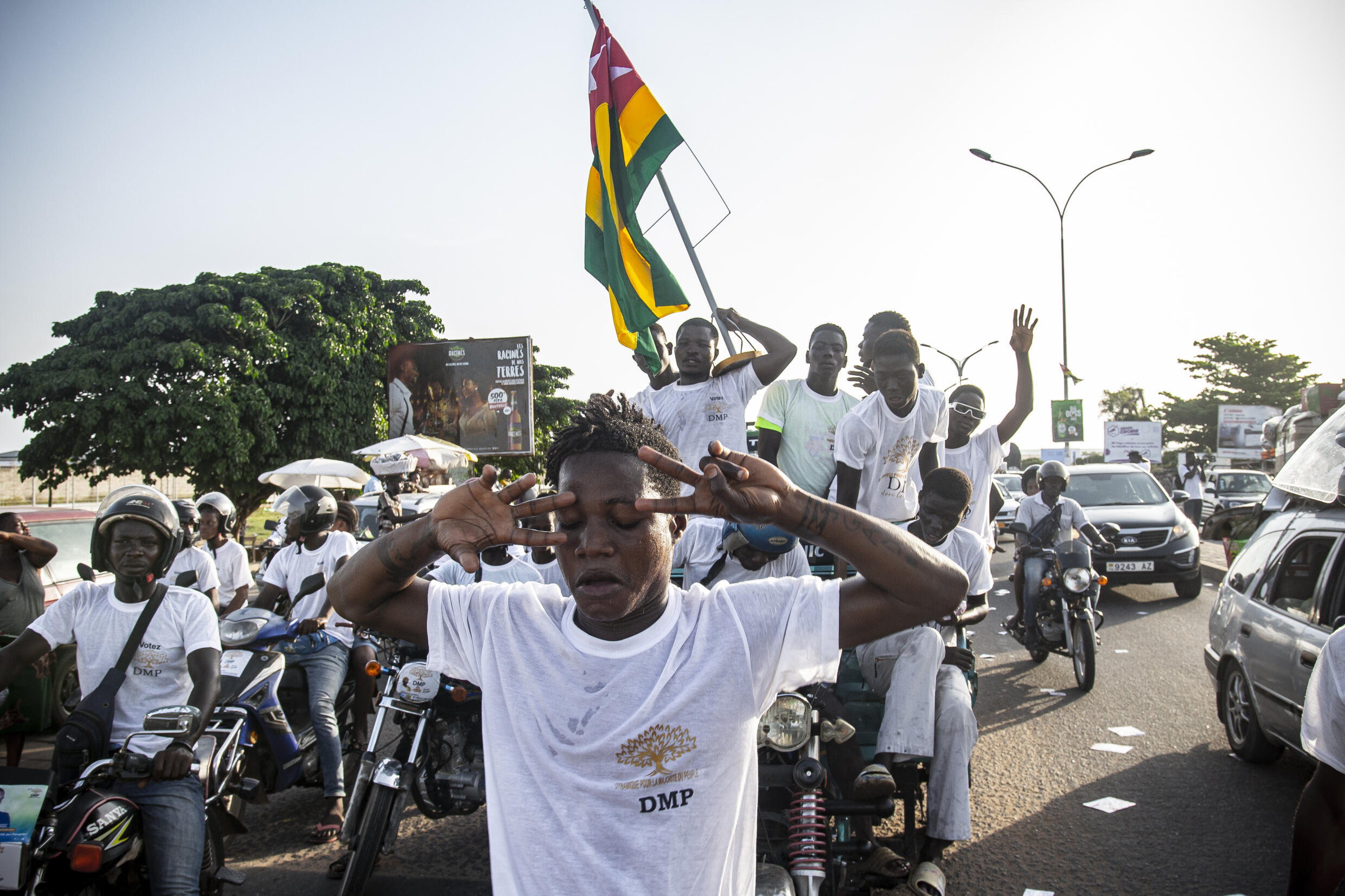 Des partisans de la Dynamique pour la majorité du peuple (DMP, regroupement de partis d'opposition et d'organisations de la société civile), lors de la campagne électorale pour les législatives et régionales, à Lomé le 27 avril 2024