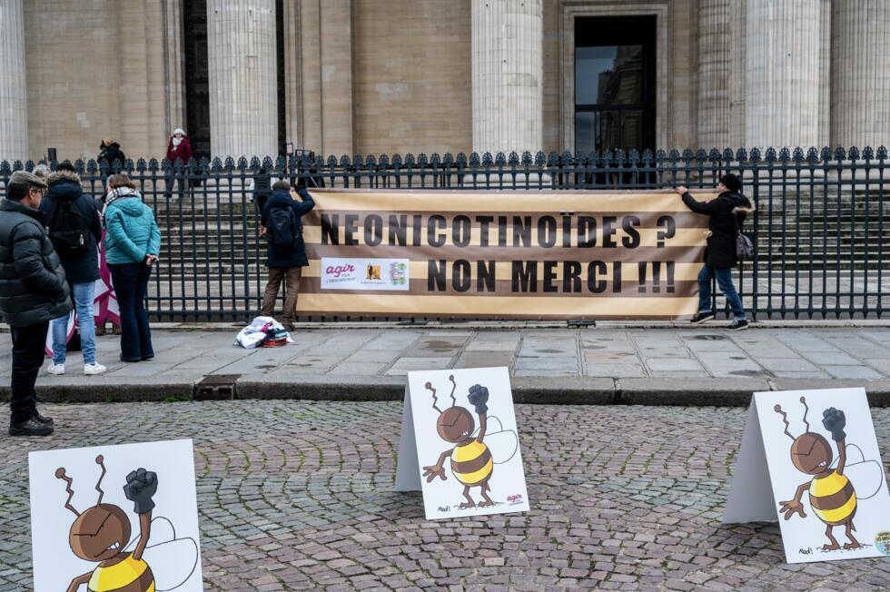 Manifestation contre la levée potentielle de l'interdiction des pesticides néonicotinoïdes tueurs d'abeilles, le 20&nbsp;janvier&nbsp;2023&nbsp;à Paris