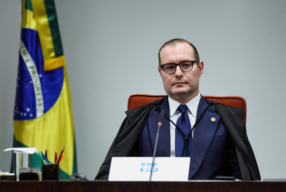 El juez del Supremo Tribunal Federal (STF) de Brasil, Cristiano Zanin, asiste a una sesión durante la fase final del juicio al expresidente brasileño Jair Bolsonaro, el 11 de septiembre de 2025.
