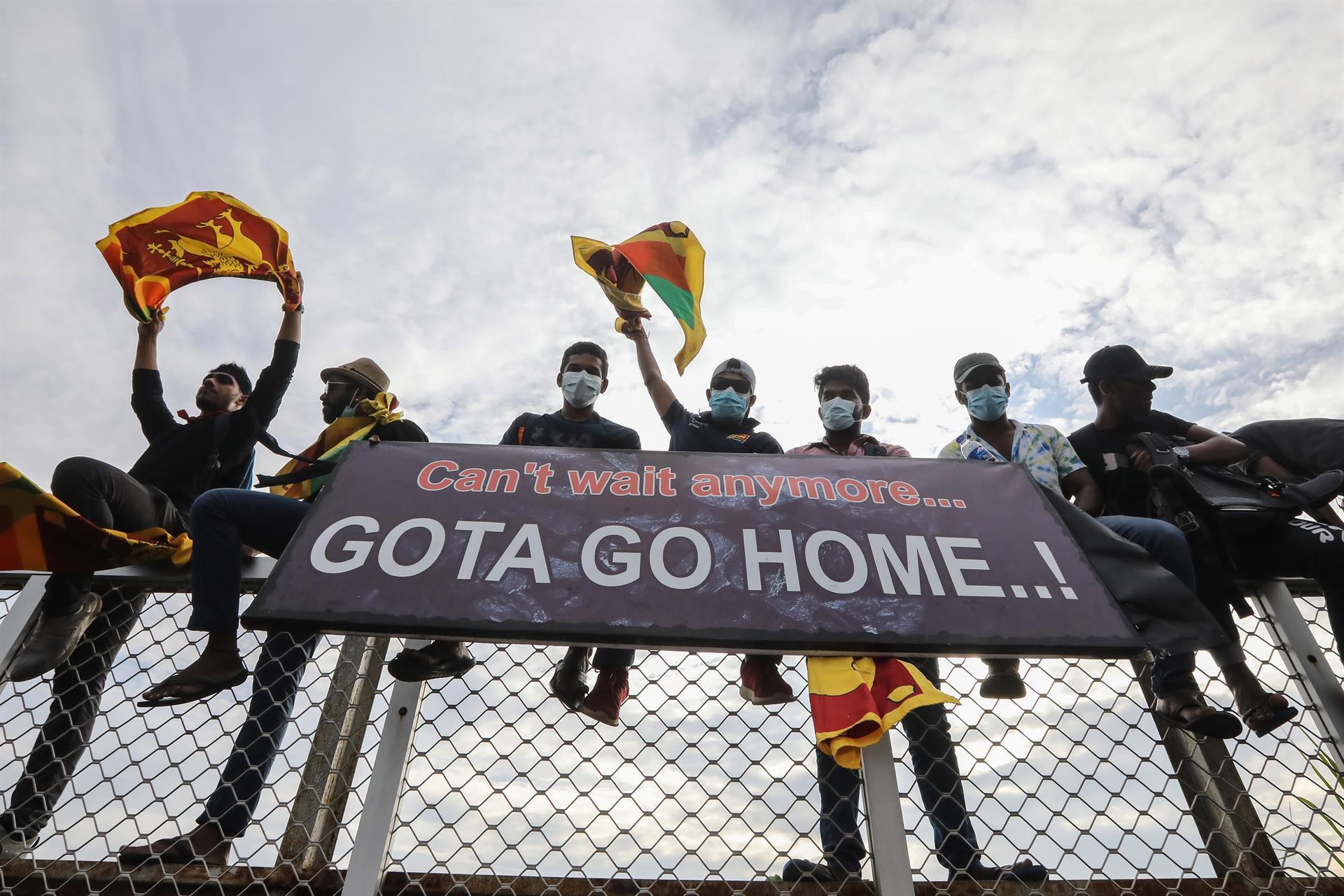 Masivas protestas por la crisis económica y política acorralan al