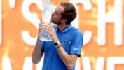 MIAMI GARDENS, FLORIDA - Daniil Medvedev de Rusia con el trofeo de campeón tras vencer en la final del ATP 1000 de Miami al italiano Jannik Sinner el 2 de abril de 2023 Matthew Stockman/Getty Images/AFP