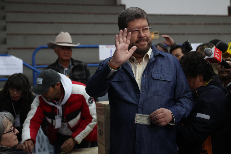 El candidato a la Presidencia de Bolivia por el partido Alianza Unidad, Samuel Doria Mediana, saluda antes de votar este domingo, en La Paz (Bolivia).