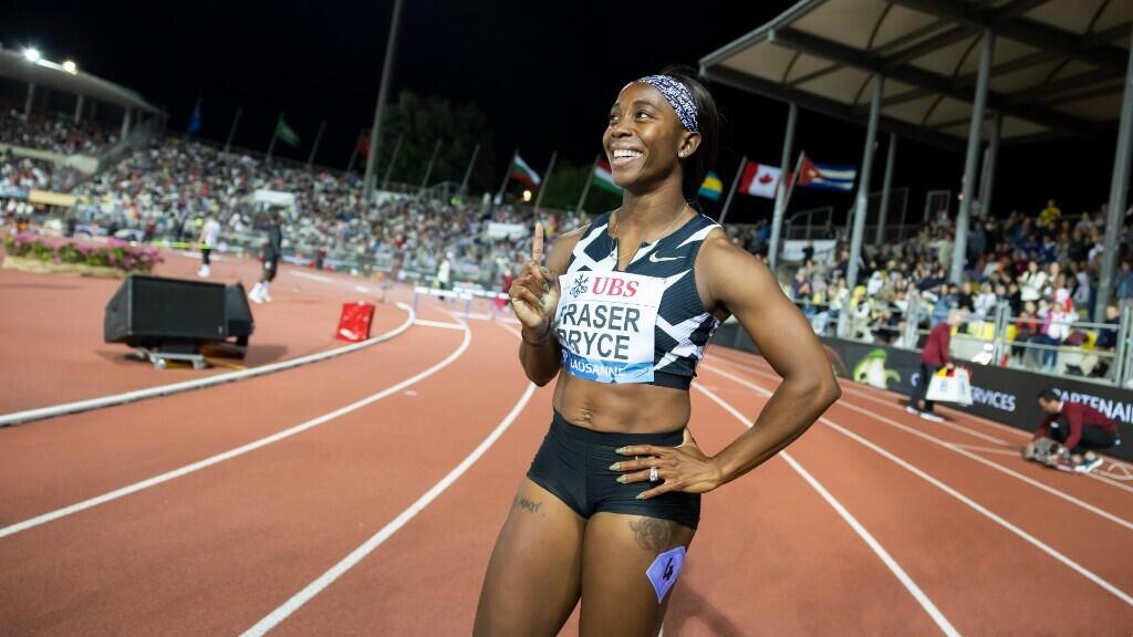 La jamaiquina Shelly-Ann Fraser-Pryce celebra después de vencer en los 100 m planos en la parada de la Liga Diamante en Lausana, Suiza. 26 de agosto de 2021.