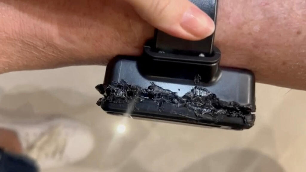 Curiosité ou évasion planifiée ? Bolsonaro tente d’ouvrir son bracelet électronique au fer à souder