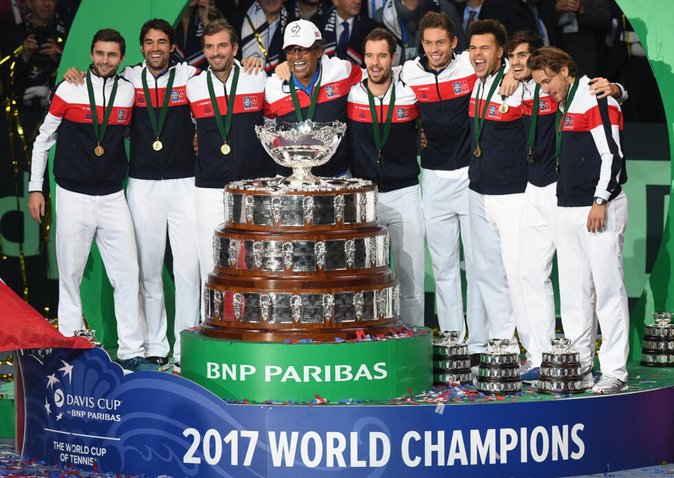 Les Français Gilles Simon, Jérémy Chardy, Julien Benneteau, Yannick Noah, Richard Gasquet, Nicolas Mahut, Jo-Wilfried Tsonga, Pierre-Hugues Herbert et Lucas Pouille avec le trophée de la Coupe Davis.
