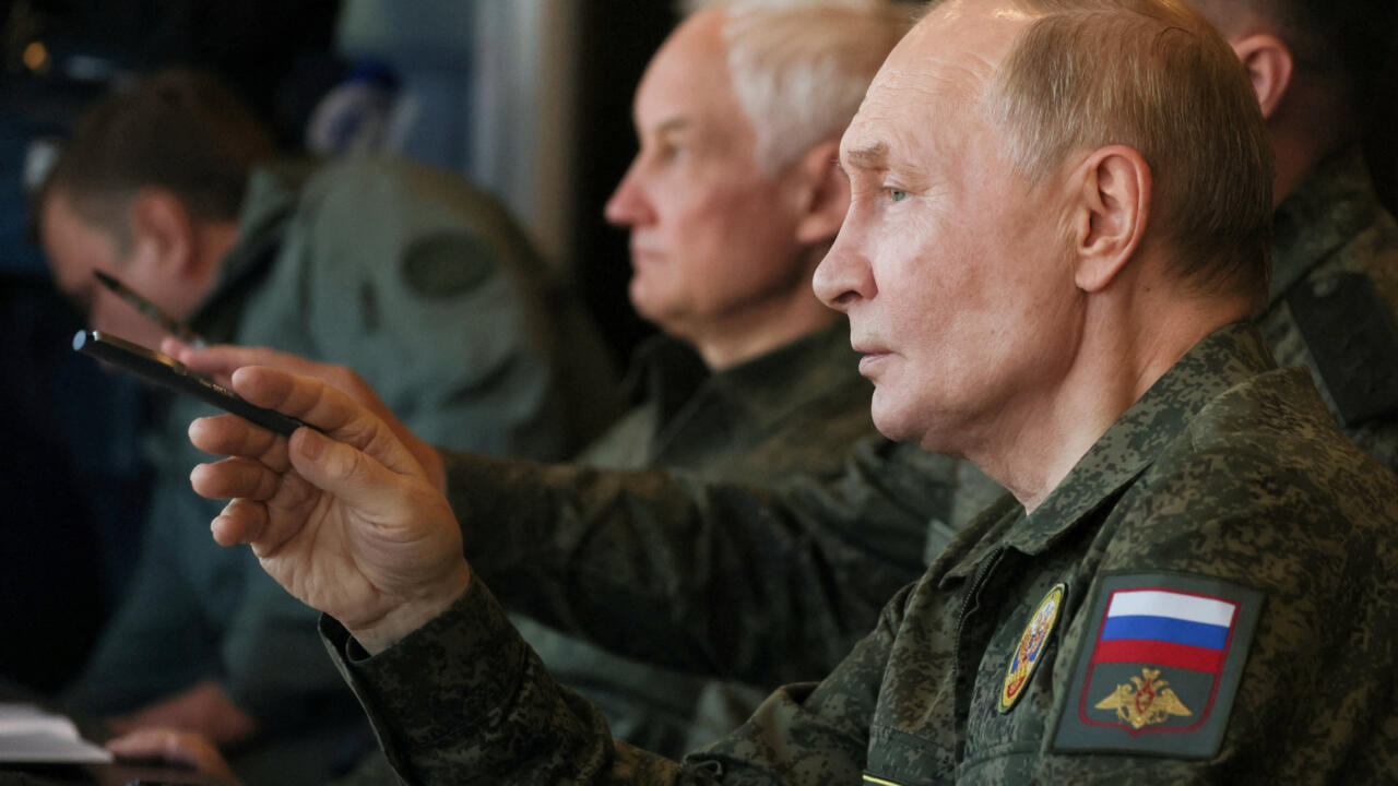 Con uniforme militar, Putin concluye ejercicios militares con Belarús y aviva la tensión con la OTAN