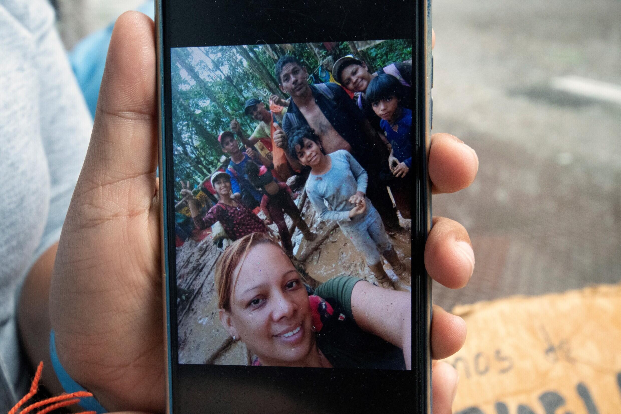 Una migrante venezolana muestra una foto en su teléfono móvil con su familia de nueve miembros mientras pasaban por la selva del Darién, en San José, Costa Rica, el 5 de octubre de 2022.