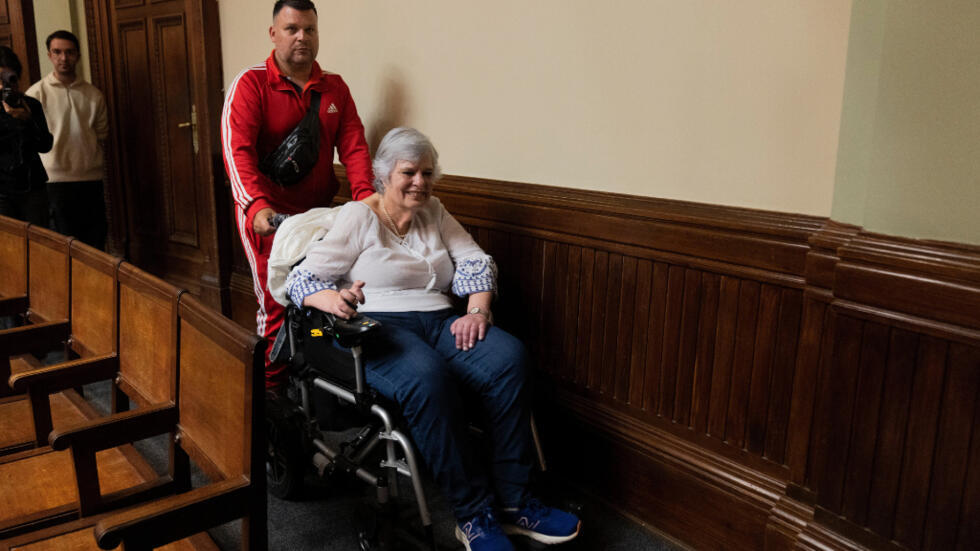 Beatriz Gelós, una mujer con esclerosis lateral amiotrófica (ELA), sale del Senado tras asistir a parte de la sesión sobre el proyecto de ley para legalizar la eutanasia, en Montevideo, Uruguay, el 15 de octubre de 2025.