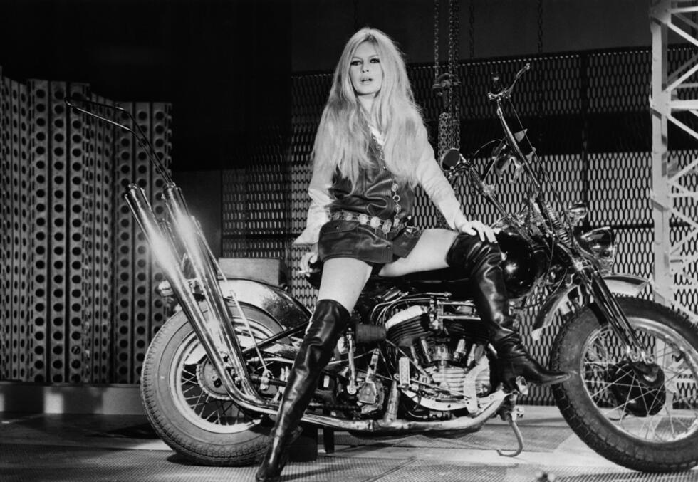 Η Γαλλίδα ηθοποιός Μπριζίτ Μπαρντό κάνει πρόβα τηλεοπτικής εκπομπής για τα Χριστούγεννα στο ORTF (Γαλλική Ραδιοτηλεόραση), στις 3 Δεκεμβρίου 1967 στο Παρίσι.