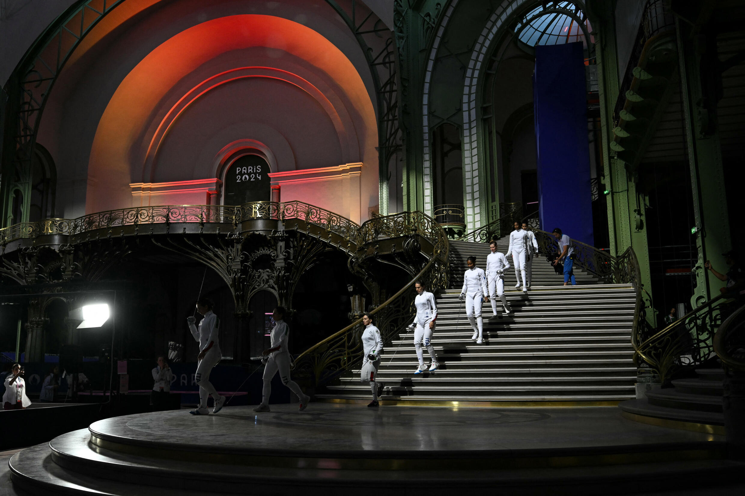 Dans une mise en scène évoquant une autre époque, les escrimeurs font leur entrée en descendant le spectaculaire escalier du Grand Palais.