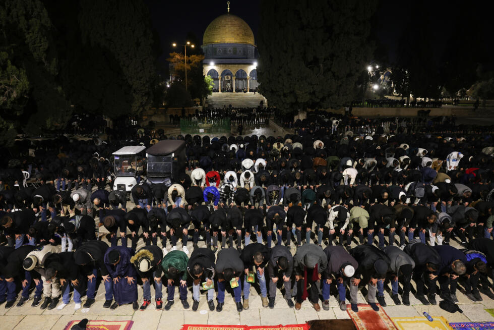 Des fidèles palestiniens prient sur l'Esplanade des mosquées à Jérusalem, le 28 février 2025, à la veille du début du mois de jeûne musulman du ramadan