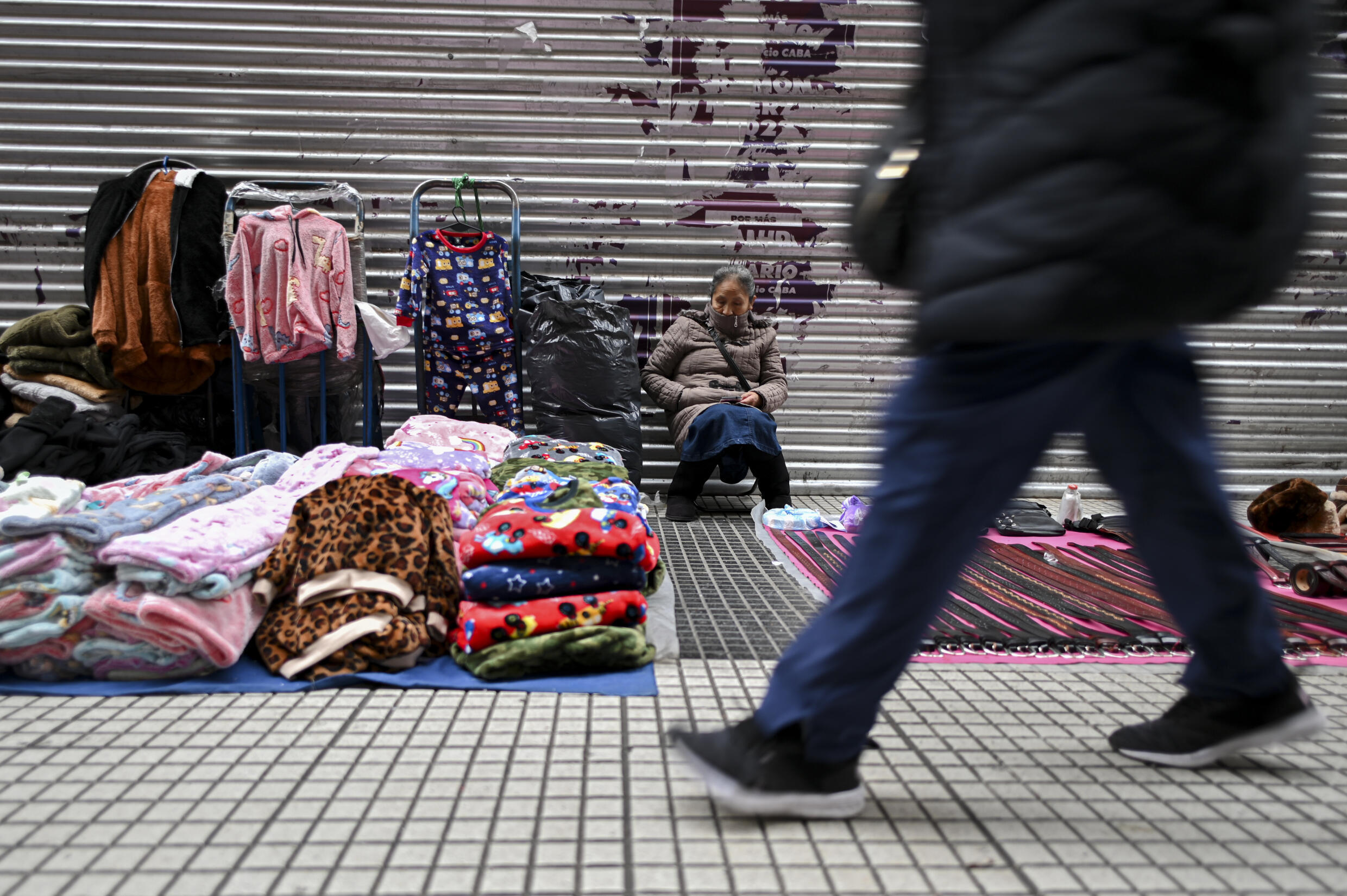 Una mujer vende ropa en la calle Florida de Buenos Aires el 27 de junio de 2022.