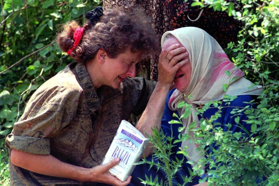 Sur cette photo d'archive du jeudi 13 juillet 1995, une femme non identifiée et sa mère, réfugiées de Srebrenica, pleurent ensemble parce qu'elles ne savent pas ce qui est arrivé au reste de leur famille, dans une base de l'ONU à 12 km au sud de Tuzla, à 100 km au nord de Sarajevo.